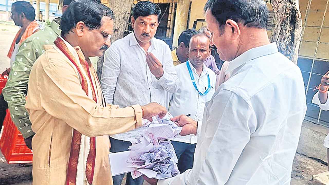 బాసరలో ఇంటి దొంగల చేతివాటం