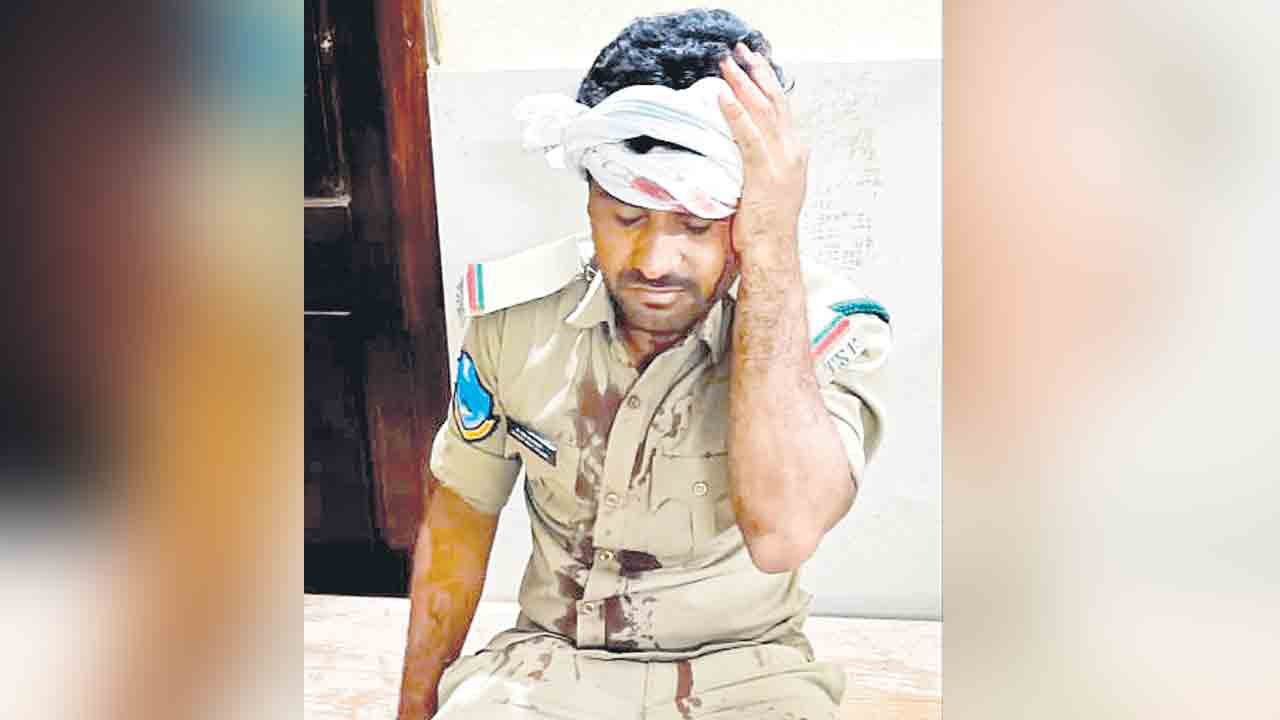 తాగిన మైకంలో అటవీ సిబ్బందిపై దాడి