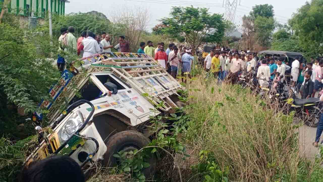 Road Accident | బోల్తాపడిన బొలెరో.. 25 మంది కూలీలకు గాయాలు