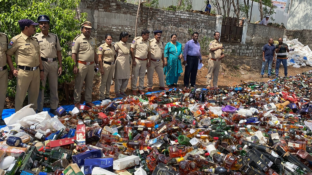 Liquor Destroyed | రూ.1.83కోట్ల విలువైన.. 10వేల లీటర్ల మద్యం నేలపాలు..! కారణం ఏంటో తెలుసా..?