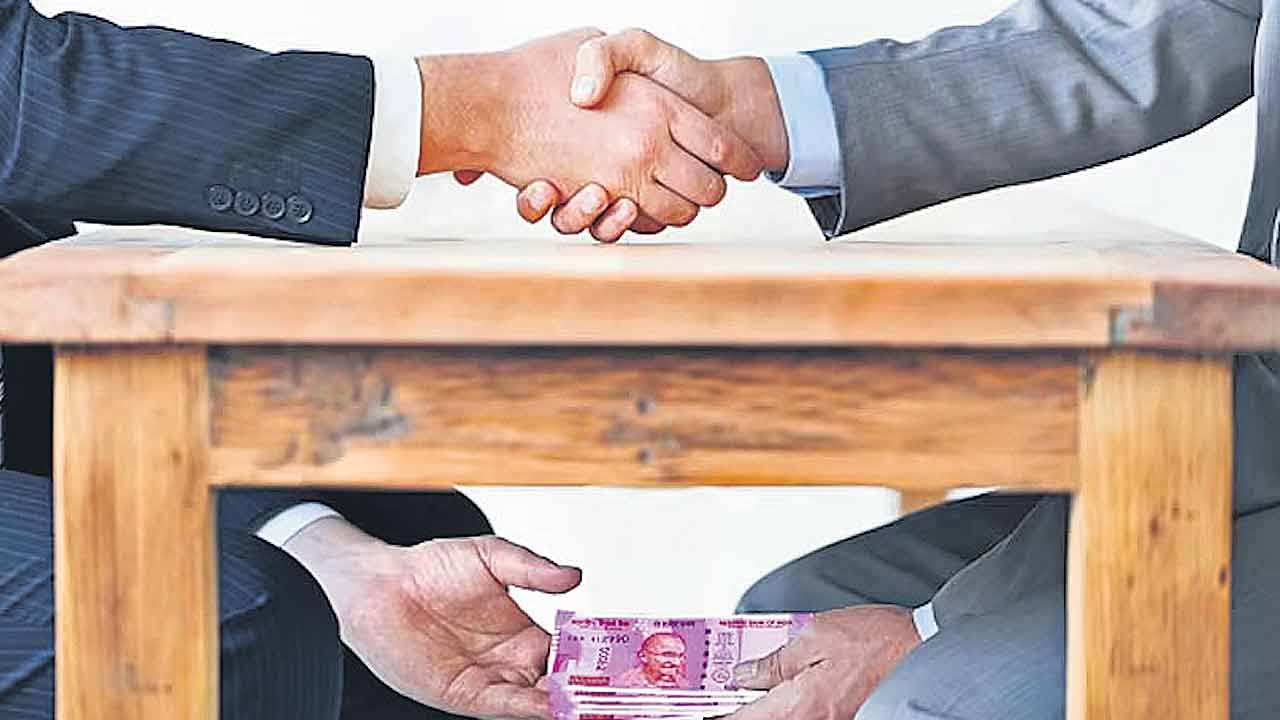 EMI | గుజరాత్లో లంచగొండి అధికారుల నయా స్కీమ్.. ఆర్థికభారం పడకుండా ఈఎంఐ రూపంలో లంచం!