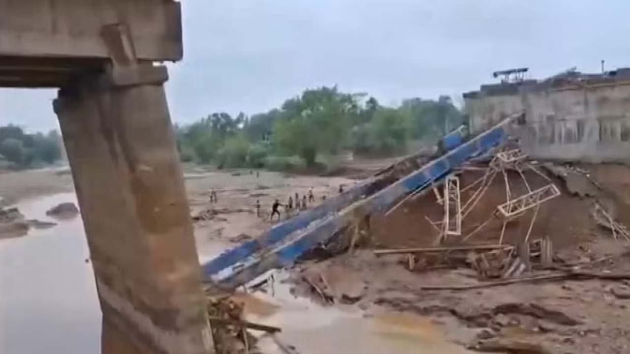 Bridge Collapses | నిన్న బిహార్‌లో.. నేడు జార్ఖండ్‌లో కూలిన వంతెన..!