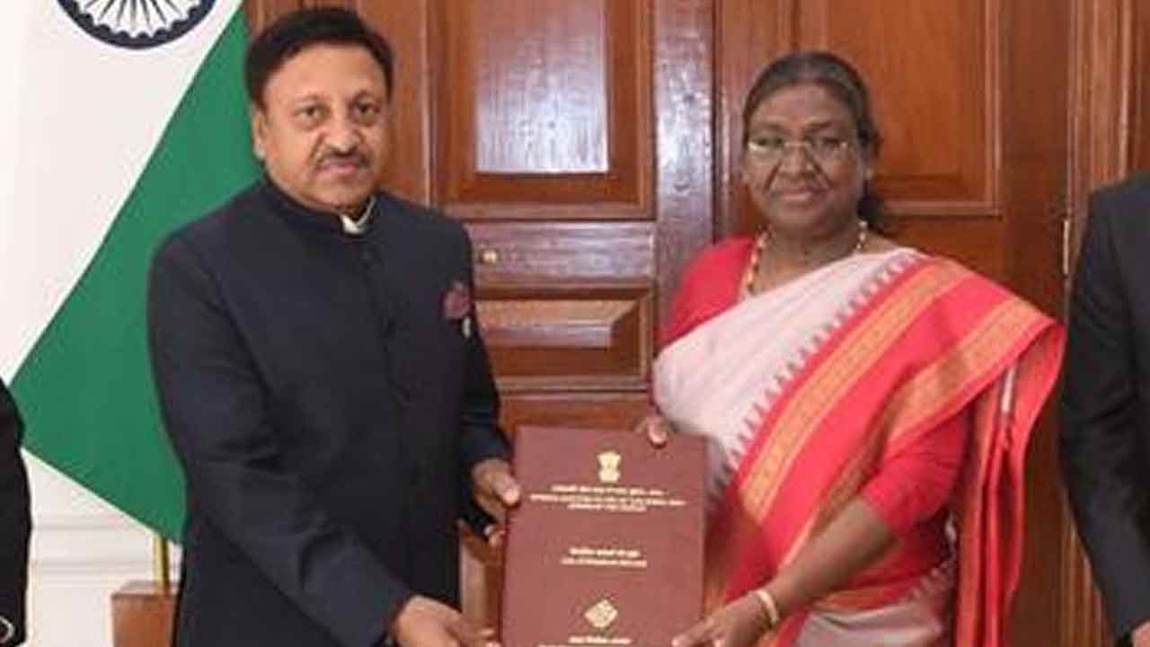 రాష్ట్రపతిని కలిసిన సీఈసీ