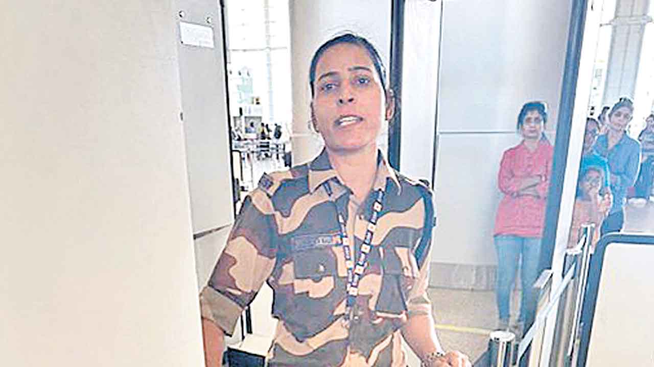 కంగనను కొట్టిన కానిస్టేబుల్‌ అరెస్ట్‌