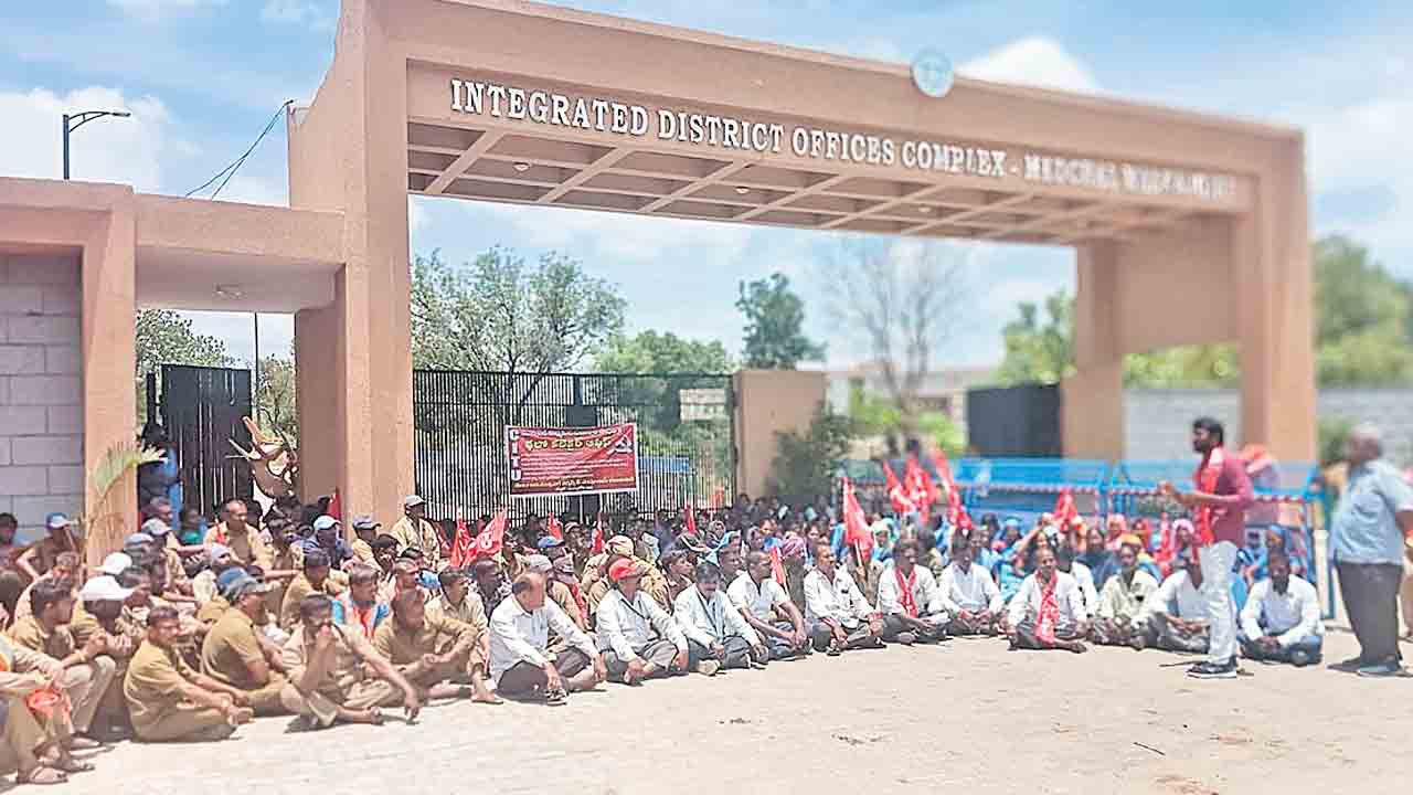 కార్మికులకు రూ.21 వేల వేతనం చెల్లించాలి