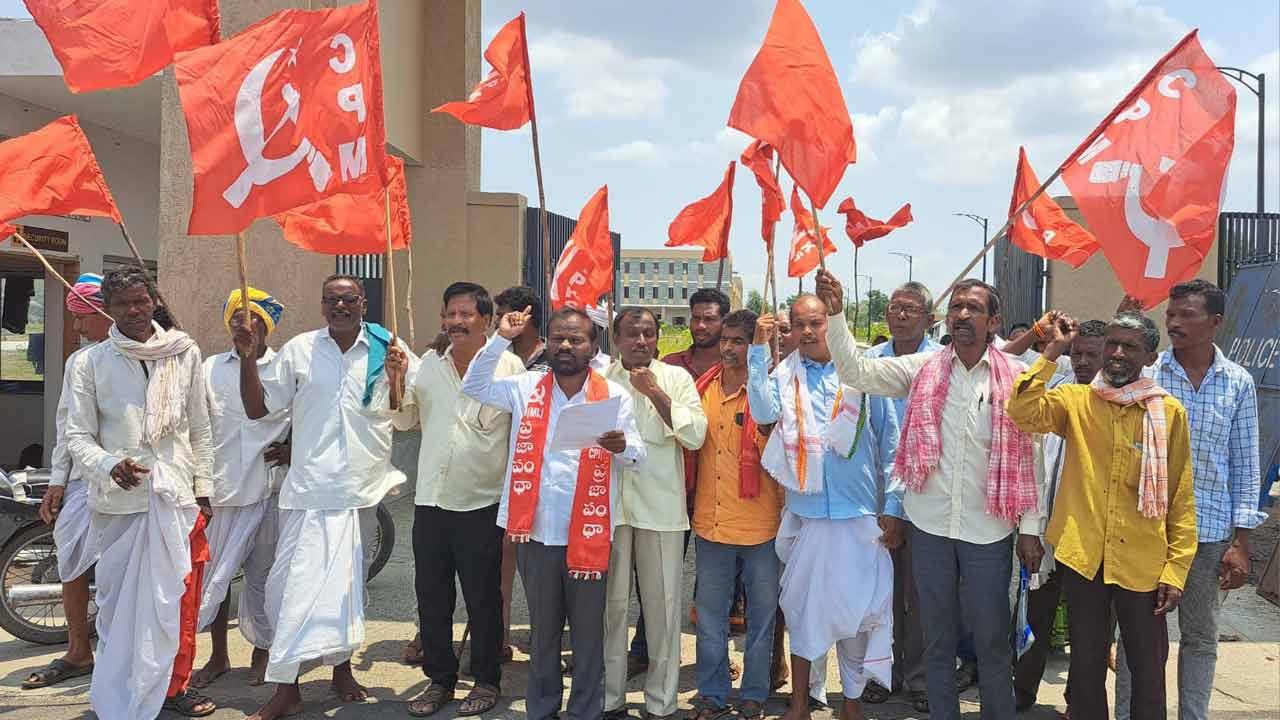 రుణమాఫీ చేయాలని ధర్నా