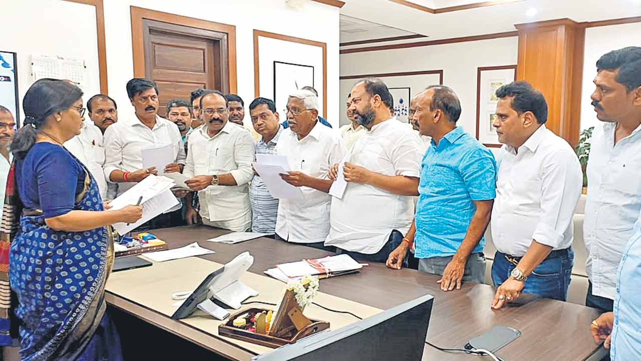 ఉద్యోగుల సమస్యలను పరిష్కరించాలి