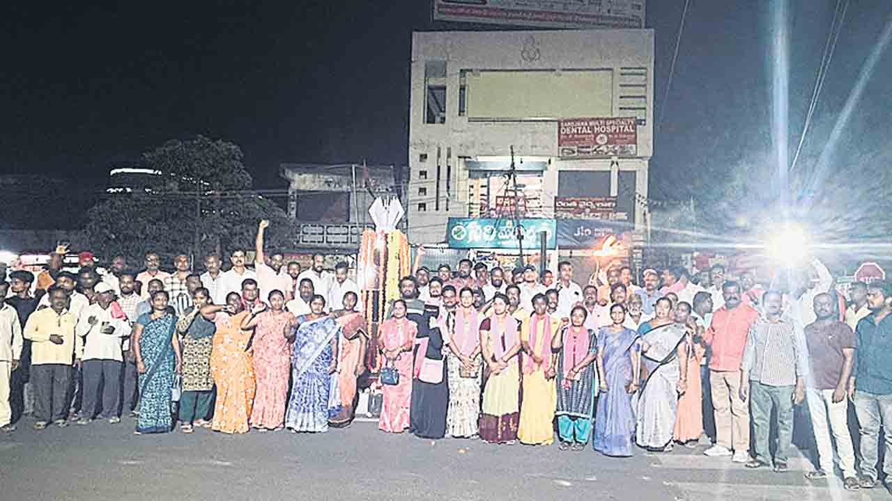 బీఆర్‌ఎస్‌ ఆధ్వర్యంలో కొవ్వొత్తుల ర్యాలీ