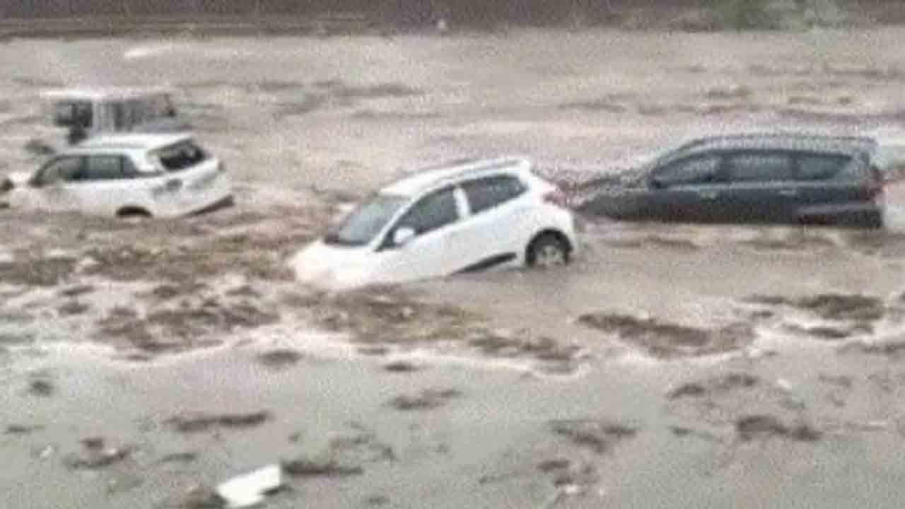 Watch: భారీ వరదలకు.. గంగా నదిలో కొట్టుకుపోయిన కార్లు, వీడియో వైరల్‌