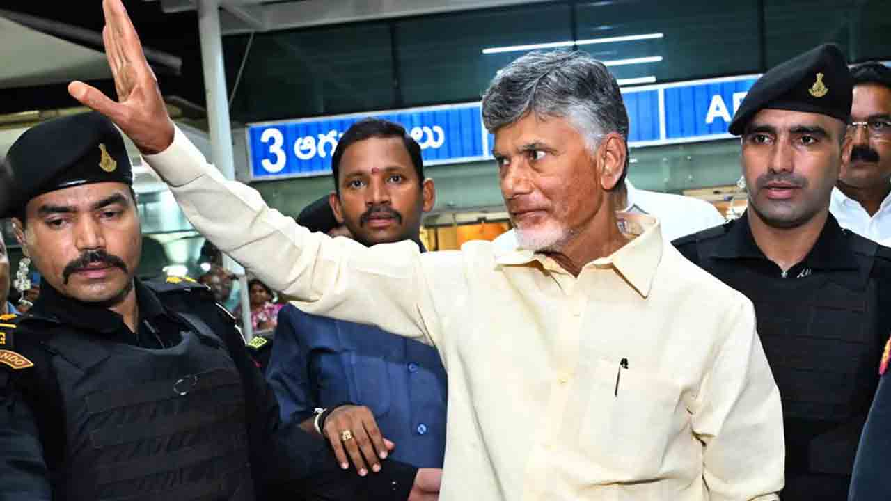 Chandra Babu | టీడీపీ కార్యాలయంలో ఎన్టీఆర్‌కు నివాళి అర్పించిన చంద్రబాబు
