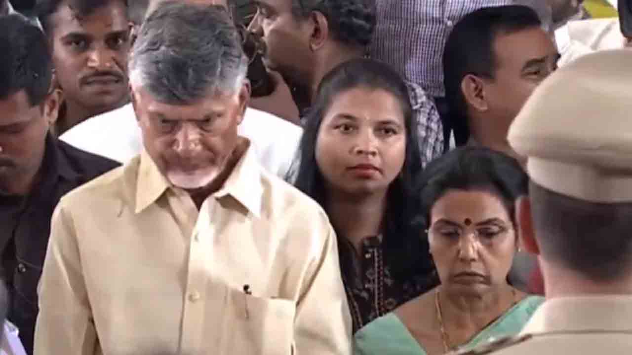 Chandrababu | రామోజీరావు పార్థివదేహానికి చంద్రబాబు దంపతుల నివాళులు
