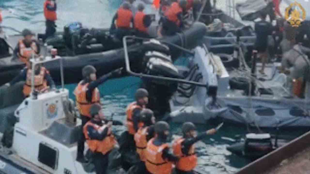 Chinese troops attack Filipino navy boats | ఫిలిప్పీన్‌ బోట్లపై.. గొడ్డళ్లు, కత్తులతో చైనా కోస్ట్‌గార్డ్‌ దాడి