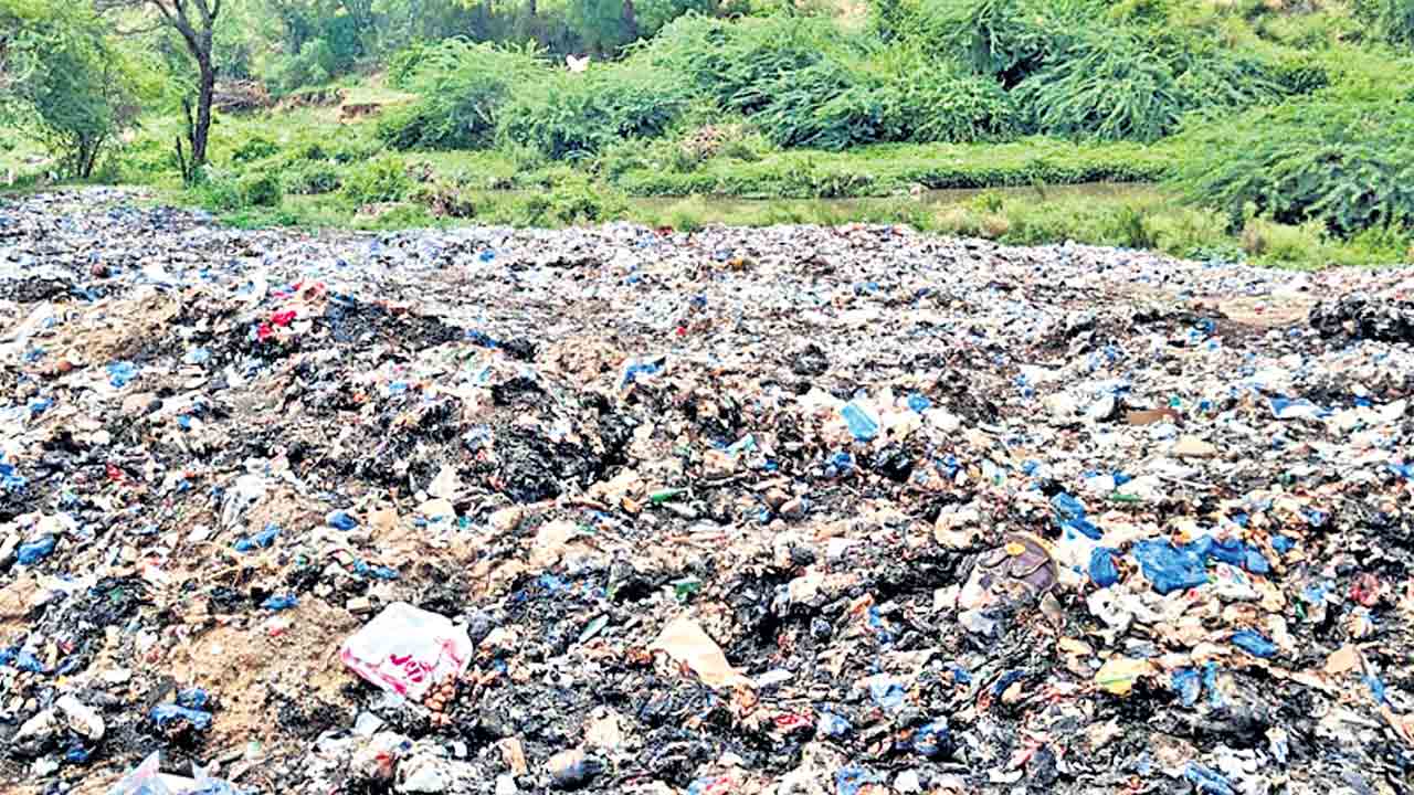 నక్కవాగులో చెత్త డంపింగ్‌