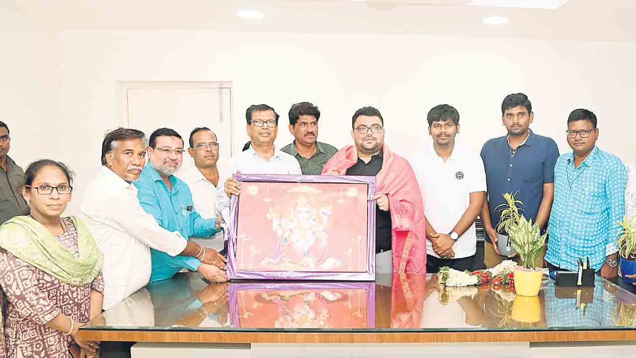 బదిలీ అయిన కలెక్టర్‌కు సన్మానం