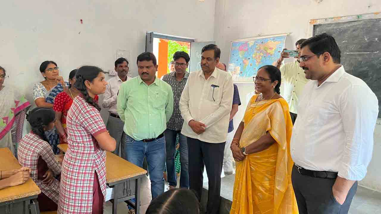 ప్రభుత్వ పాఠశాలల్లో విద్యార్థుల సంఖ్య పెంచాలి