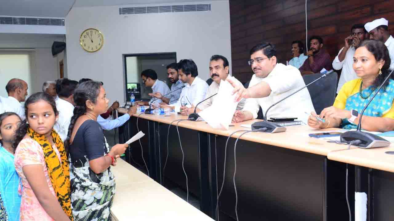 ప్రజావాణి దరఖాస్తులను సత్వరమే పరిష్కరించాలి