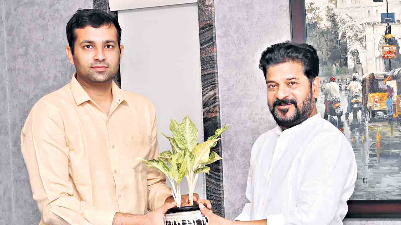 సీఎంను కలిసిన వికారాబాద్ కలెక్టర్