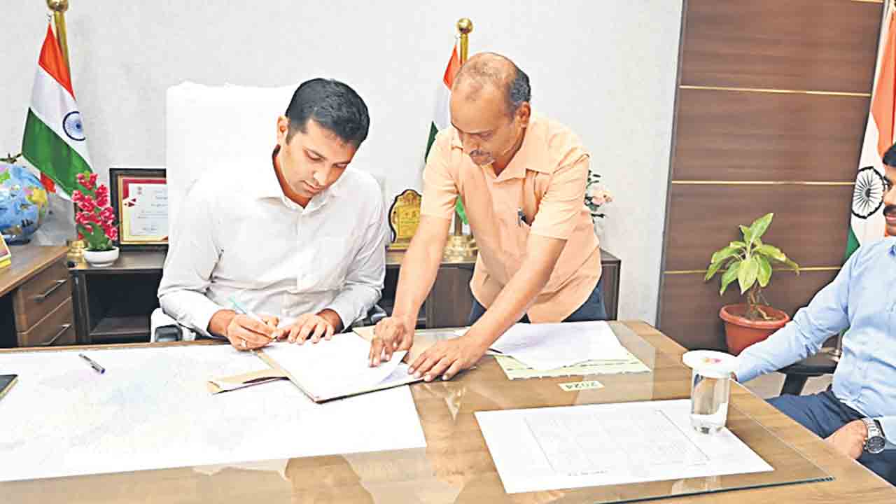 కలెక్టర్గా ప్రతీక్జైన్ బాధ్యతల స్వీకరణ