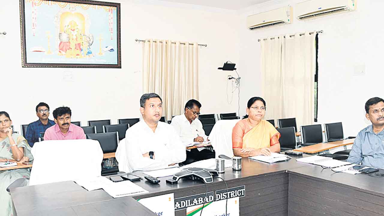 ధరణి పెండింగ్‌ దరఖాస్తులను పరిష్కరించాలి