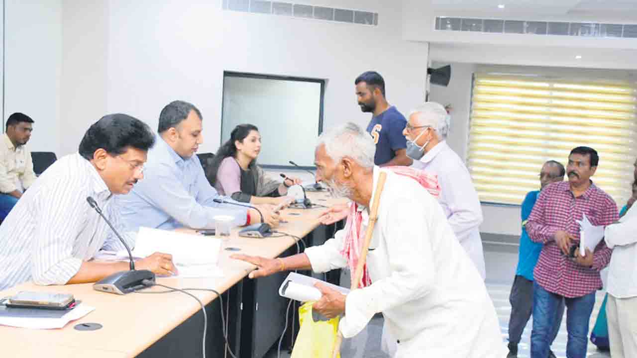 సమస్యలు సత్వరమే పరిషరించాలి