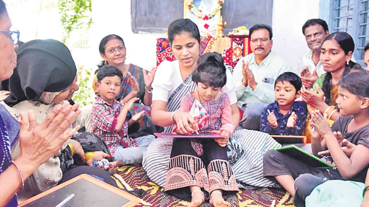 విద్యతోనే బంగారు భవిష్యత్‌