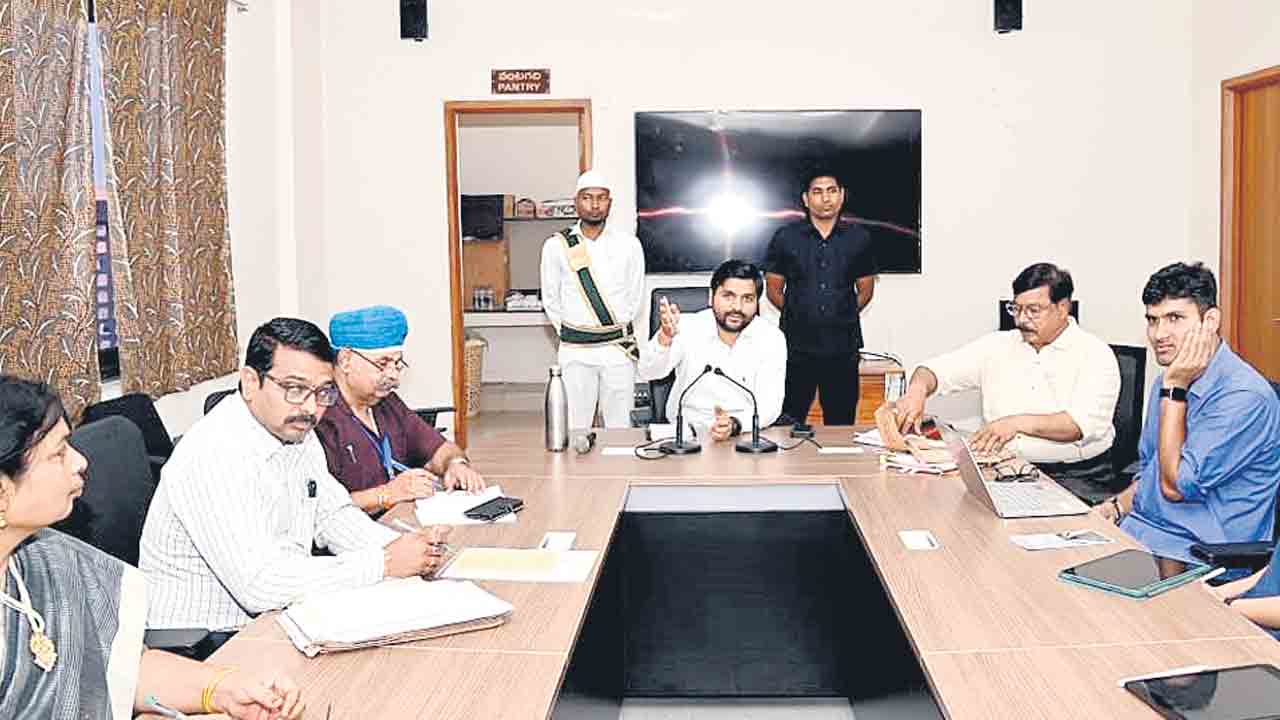 జిల్లా అభివృద్ధికి సమష్టిగా కృషి