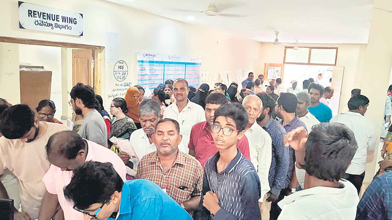 గ్యారెంటీల కోసం బారులు