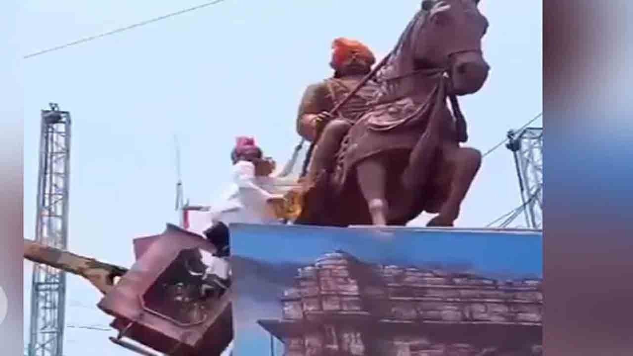 Watch: విగ్రహానికి పూలదండ వేస్తుండగా కూలిన క్రేన్ లిఫ్ట్‌‌.. తర్వాత ఏం జరిగిందంటే?