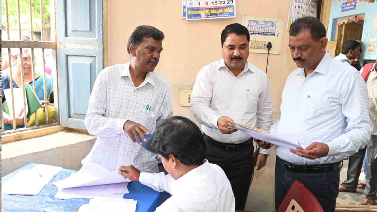 పండిట్‌, పీఈటీల సర్టిఫికెట్ల పరిశీలన