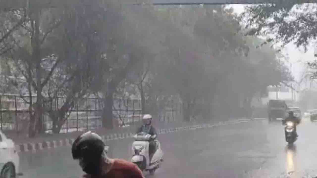 Delhi | ఢిల్లీలో భారీ వర్షం.. మండుటెండల నుంచి ఉపశమనం