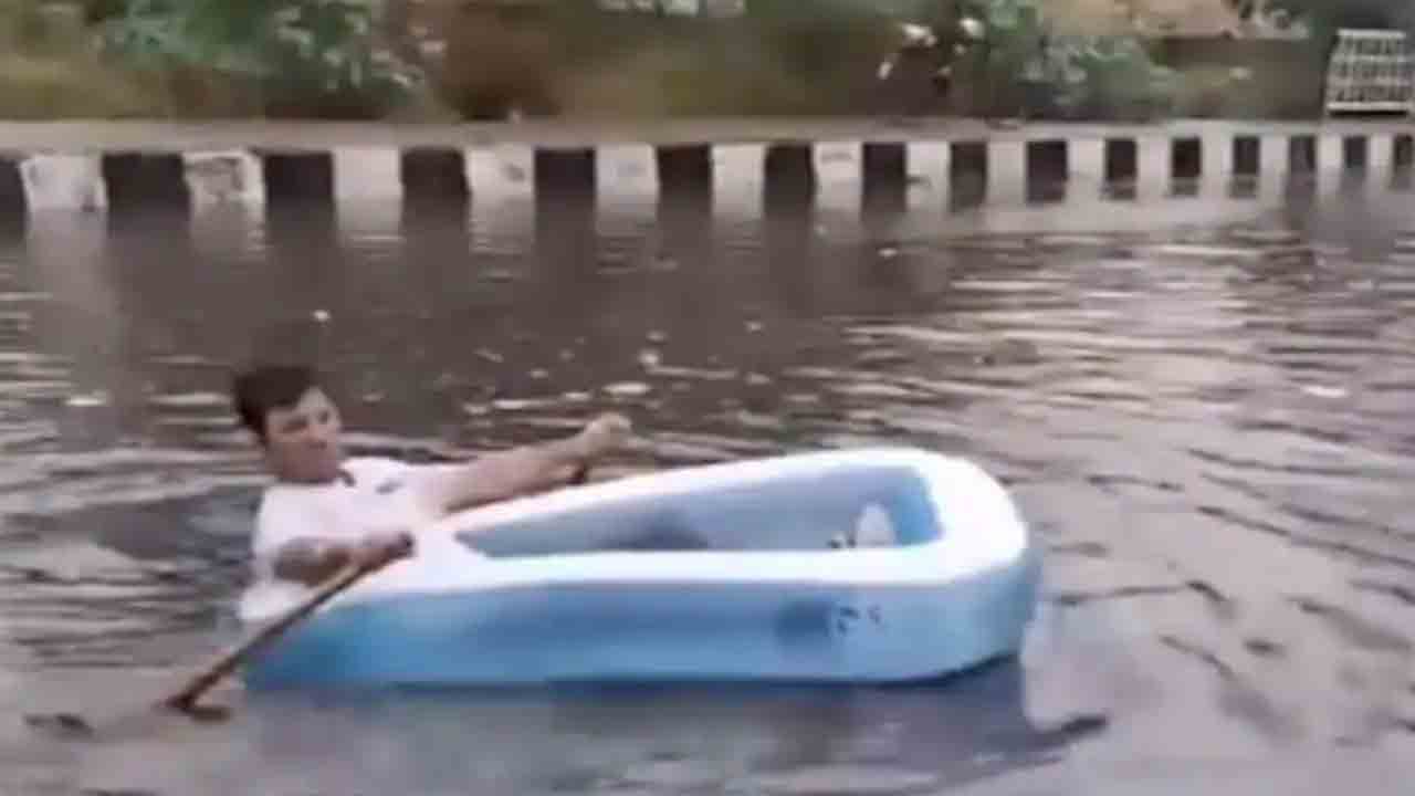 Watch: ఢిల్లీలో వర్షం నీటితో నిండిన రోడ్లు.. పడవ నడిపిన బీజేపీ నేత
