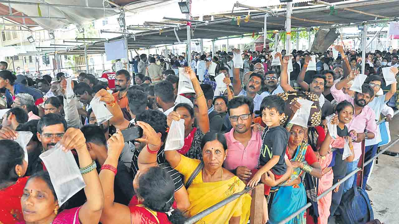 చేప ప్రసాదానికి వెల్లువలా..