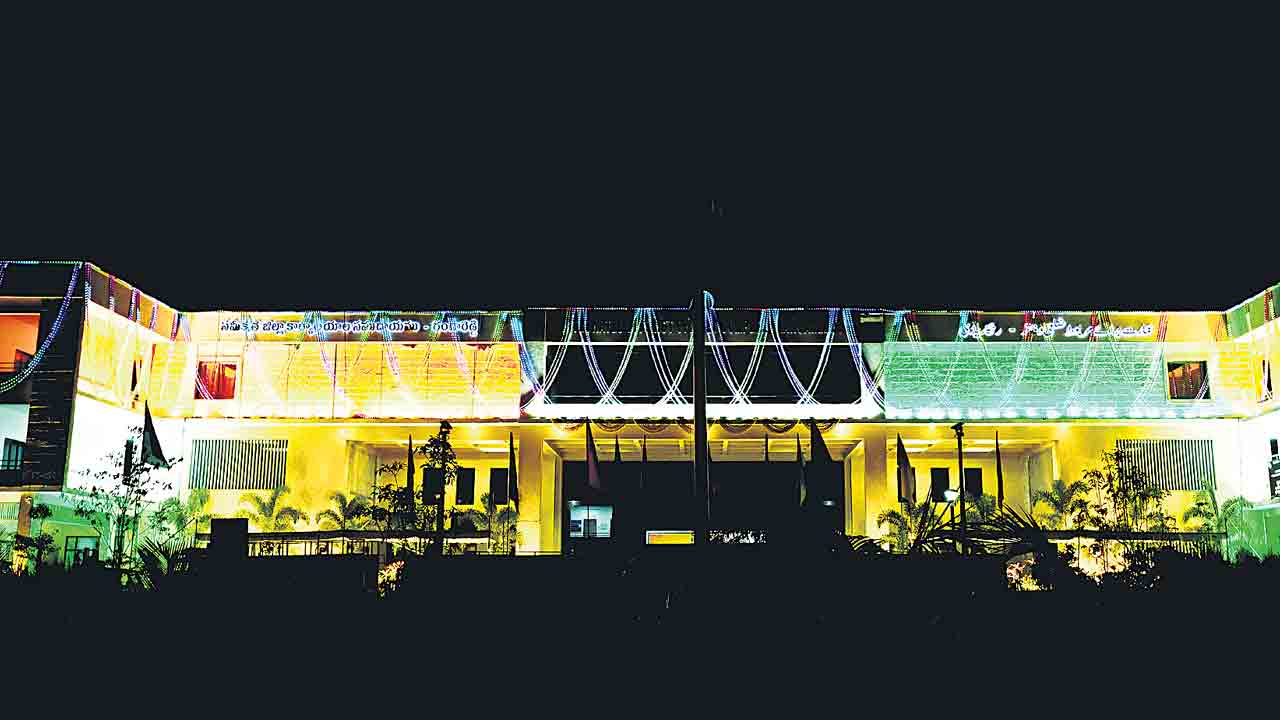 అవతరణోత్సవ ధగ ధగలు