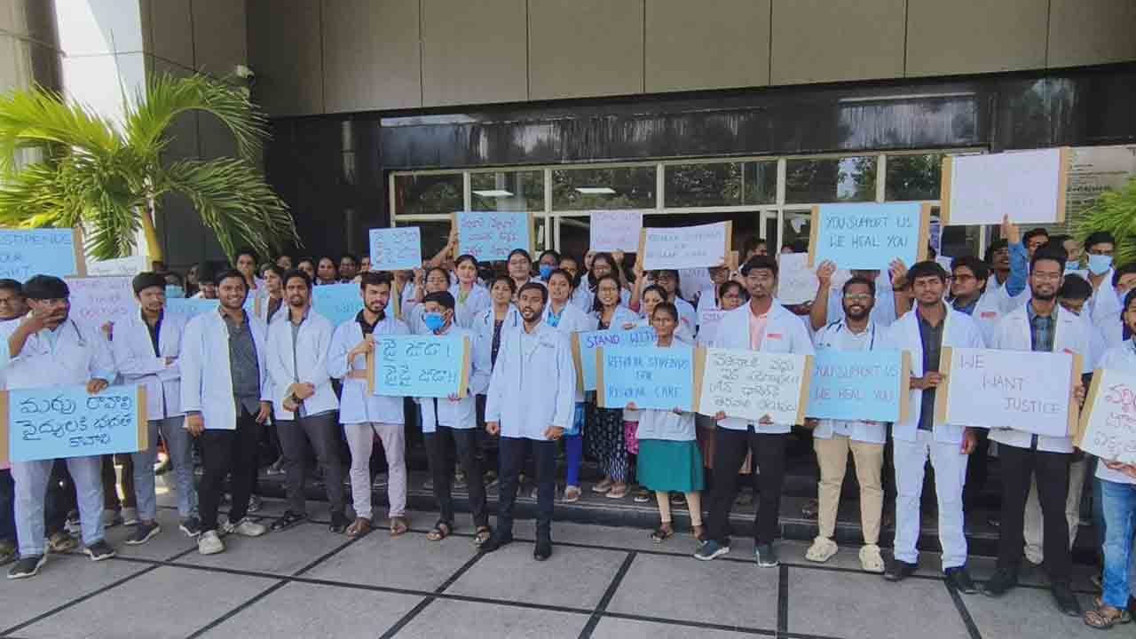 Junior Doctors Strike | జూనియర్‌ డాక్టర్ల నిరవధిక సమ్మె.. సర్కారు దవాఖానల్లో నిలిచిన వైద్య సేవలు