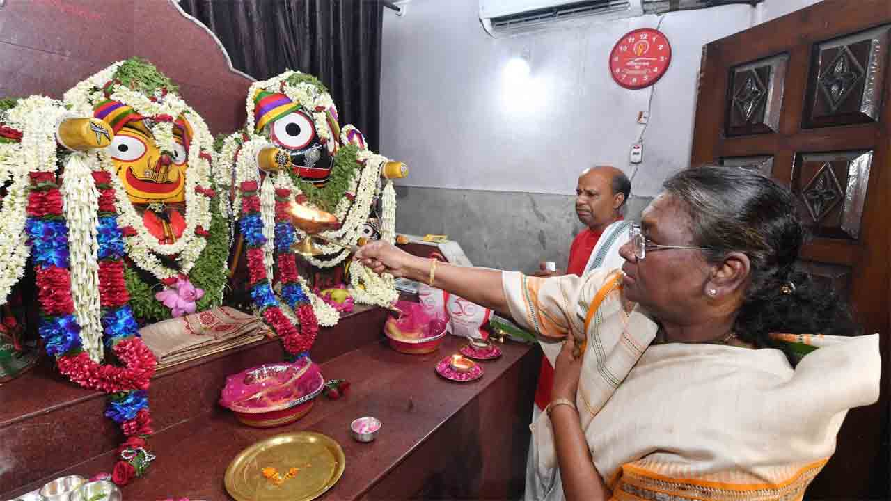Droupadi Murmu | పుట్టినరోజు సందర్భంగా.. జగన్నాథ్‌ మందిర్‌లో రాష్ట్రపతి ముర్ము ప్రత్యేక పూజలు