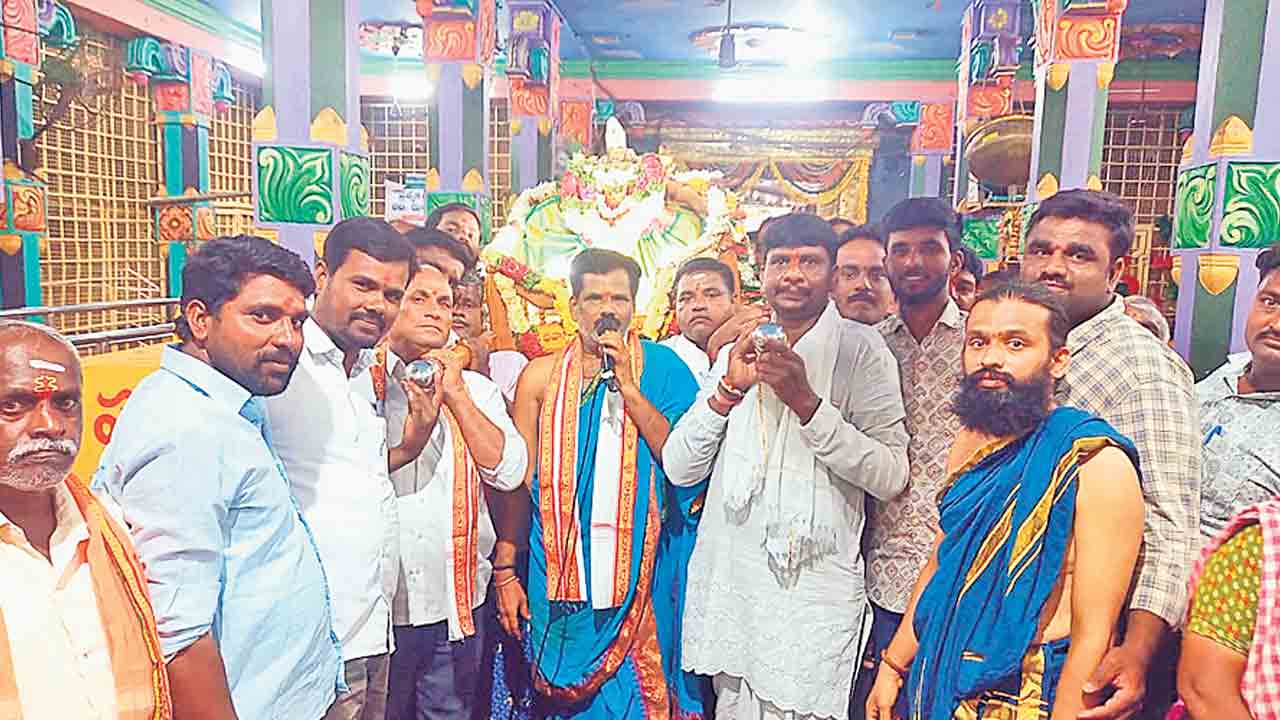 ఏడుపాయల్లో పల్లకీసేవ