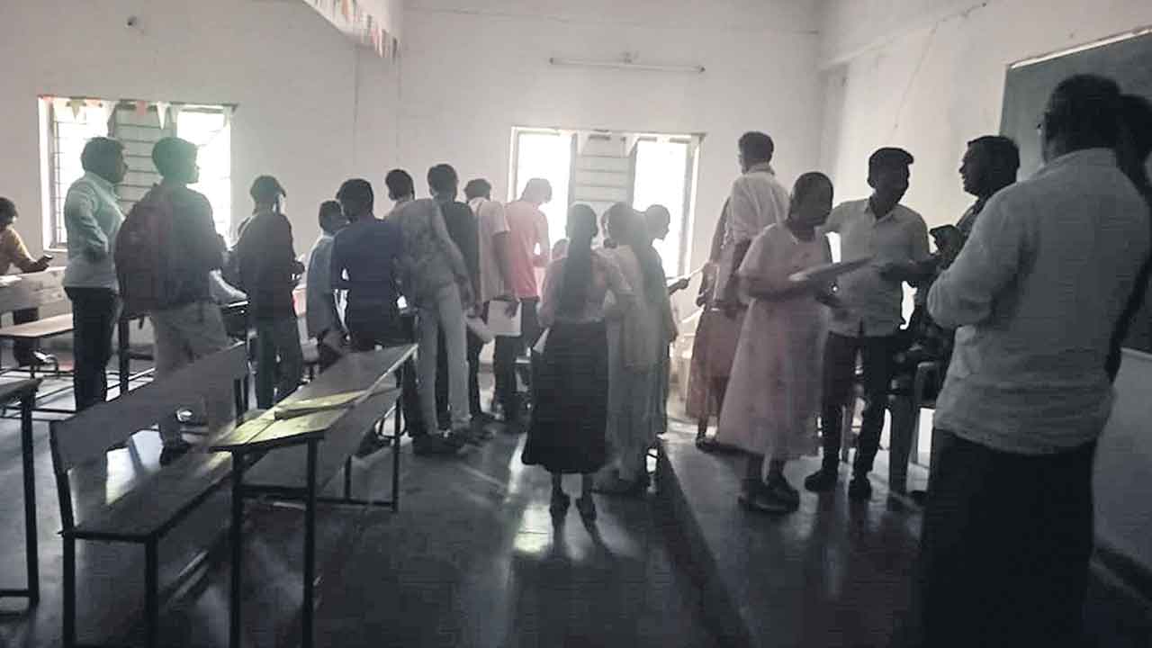 Power Cuts | కరెంట్‌ తీయకండి సార్‌.. బాంచెన్‌!