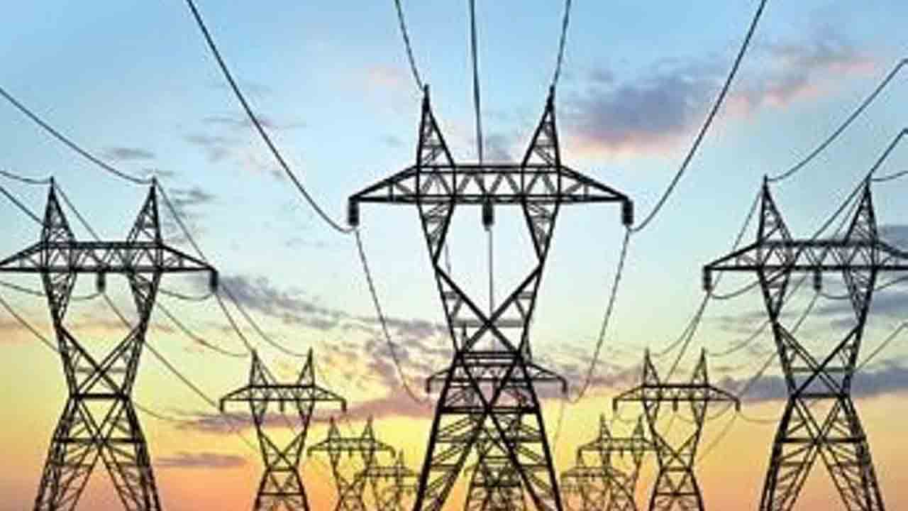 విద్యుత్‌ లైన్లను చక్కదిద్ది..