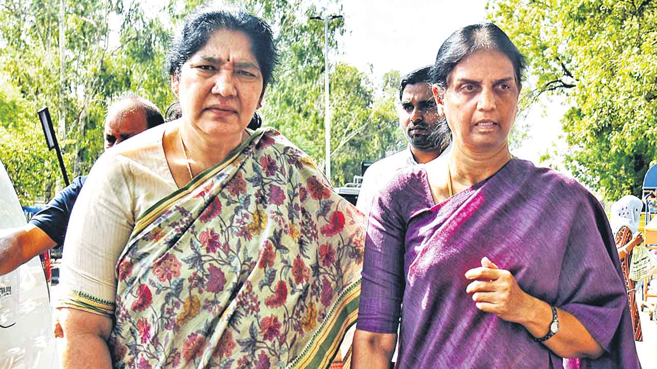 ఎమ్మెల్సీ కవితతో సబిత, సత్యవతి ములాఖత్‌