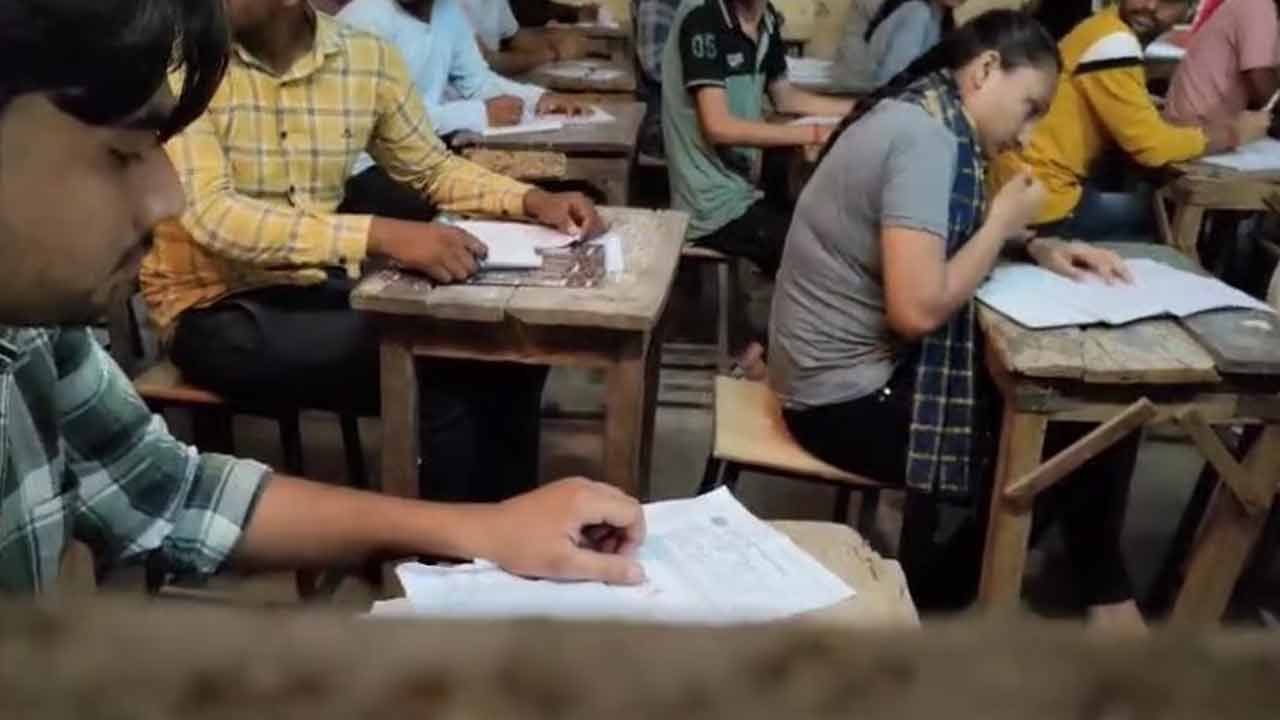 Students Cheating | గైడ్‌లు ఇచ్చి మరీ పరీక్షలు రాయిస్తున్న లెక్చరర్‌లు.. తనిఖీకి వెళ్లిన తహసీల్దార్‌ షాక్‌..!