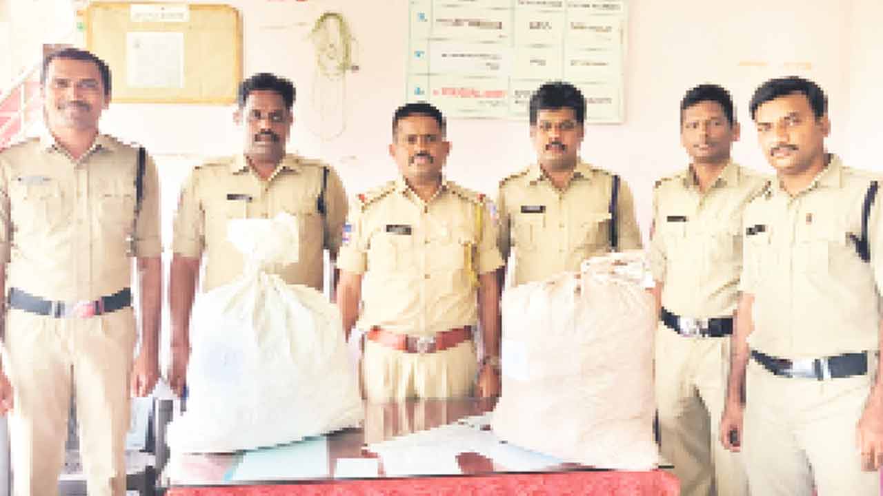 రైళ్లో గంజాయి పట్టివేత..