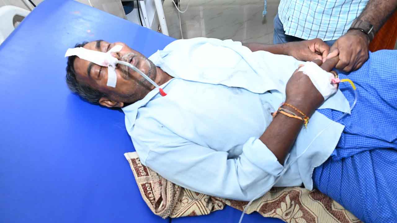 పోలీస్‌ స్టేషన్‌లో రైతు ఆత్మహత్యాయత్నం