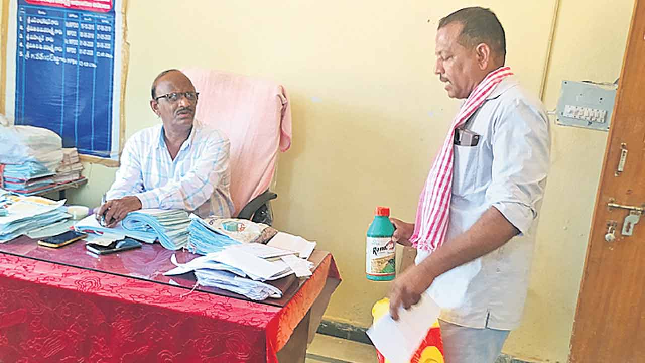 పురుగుమందు డబ్బాతో రైతు నిరసన