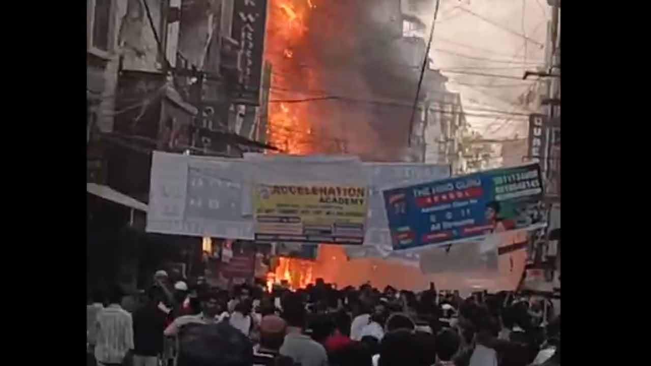 Fire accident | రెస్టారెంట్‌లో అగ్నిప్రమాదం.. ఎగిసిపడ్డ మంటలు.. Video