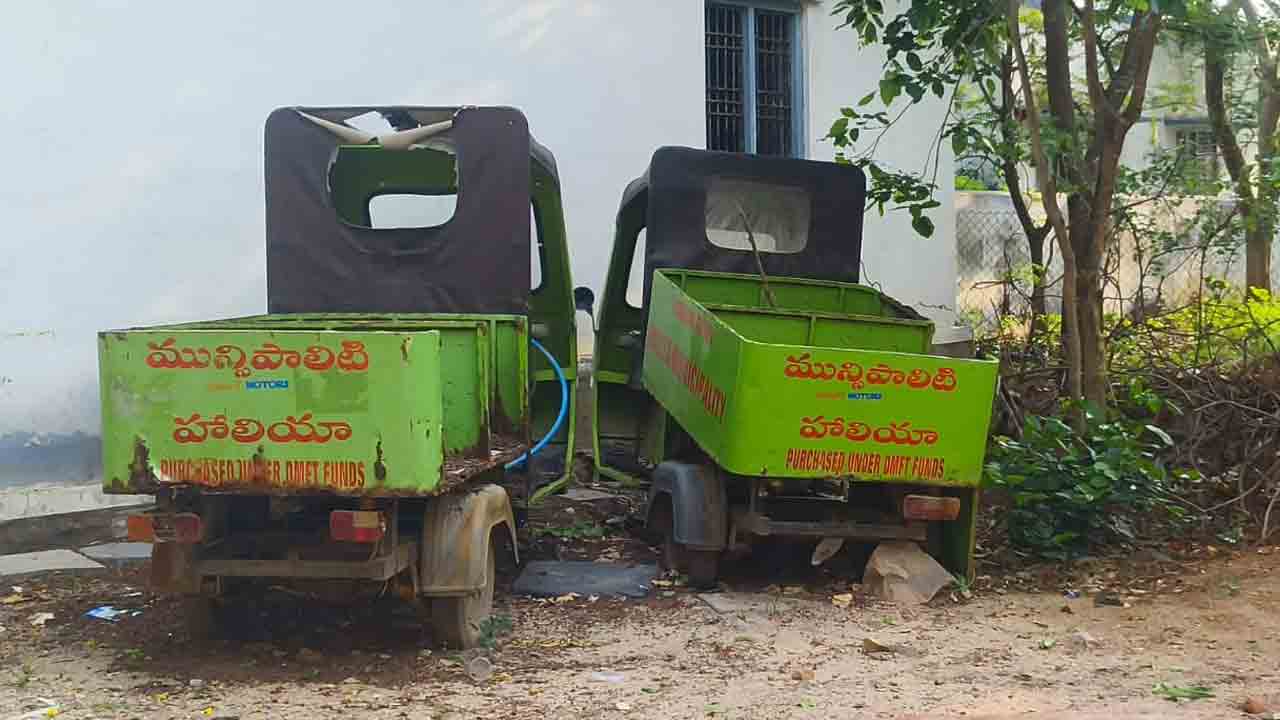 హాలియా మున్సిపాలిటీలో మూలకు పడిన ఆటోలు