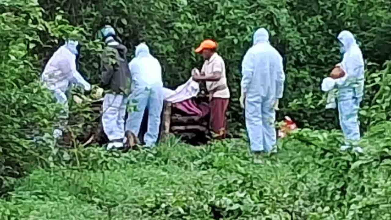 PPE Kits | పీపీఈ కిట్లు ధరించి అంత్యక్రియలు నిర్వహించిన కుటుంబం.. ఎందుకంటే?