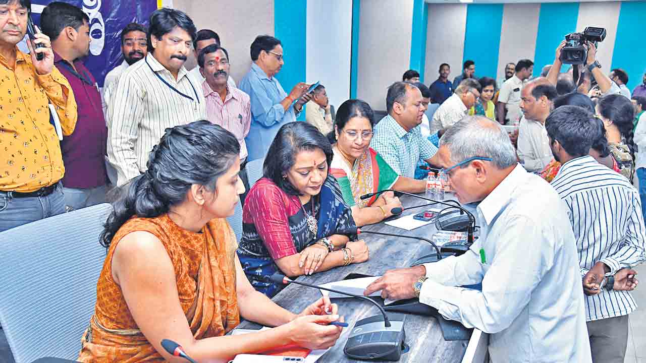 GHMC | అక్రమ నిర్మాణాలపై జనం గగ్గోలు.. ప్రజావాణికి వెల్లువలా ఫిర్యాదులు