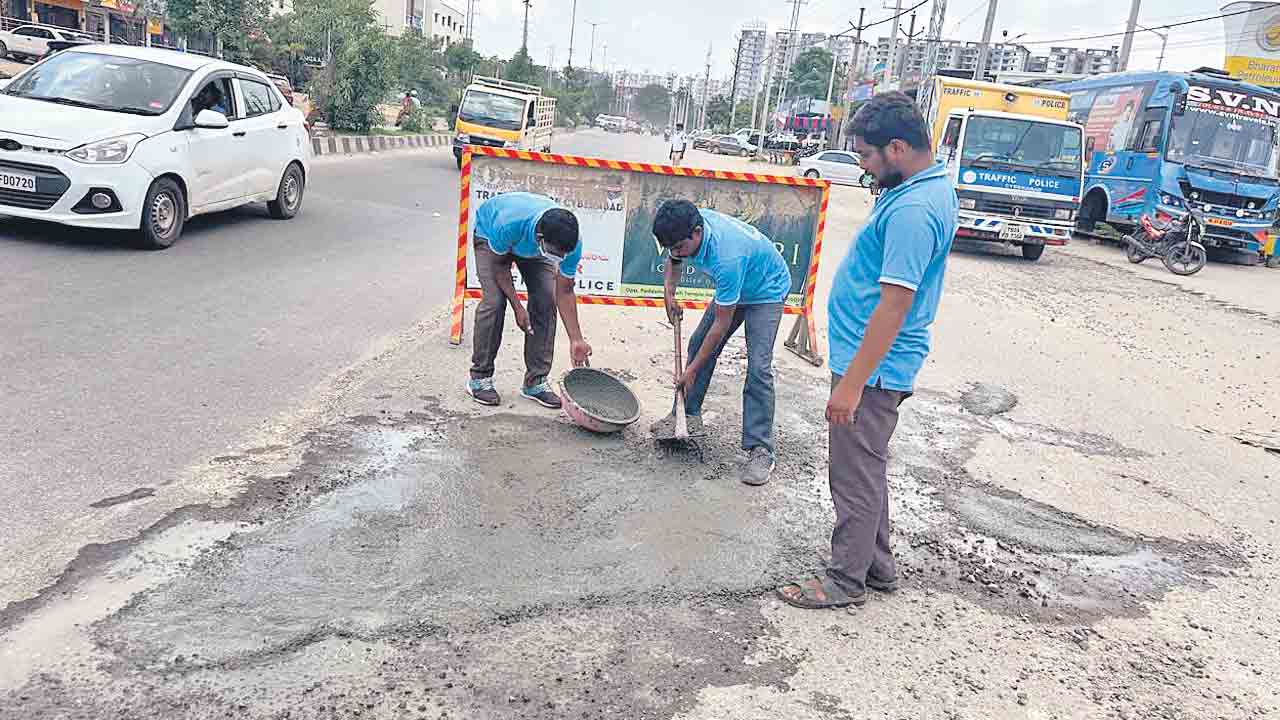 పార పట్టి.. గుంతలు పూడ్చి