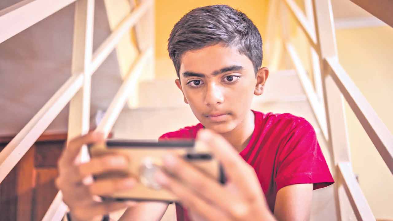 Online Games | ఆన్‌లైన్‌ గేమ్స్‌ మాయలో నేటితరం.. జీవితాలు నాశనం..!