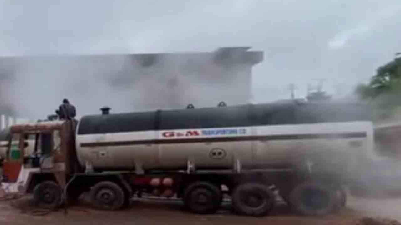 Students Hospitalised After Gas Leak | ట్యాంకర్ నుంచి గ్యాస్ లీక్.. 8 మంది విద్యార్థులు   ఆసుపత్రిపాలు